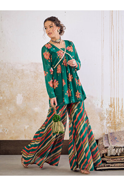 Uptownie By Styli طقم بلوزة بيبلوم بفتحة رقبة على شكل حرف V وبنطلون شرارا بال...