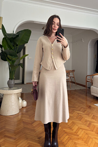 MAGARDE طقم تنورة قماش مجدّل بأزرار ذهبية - بيج