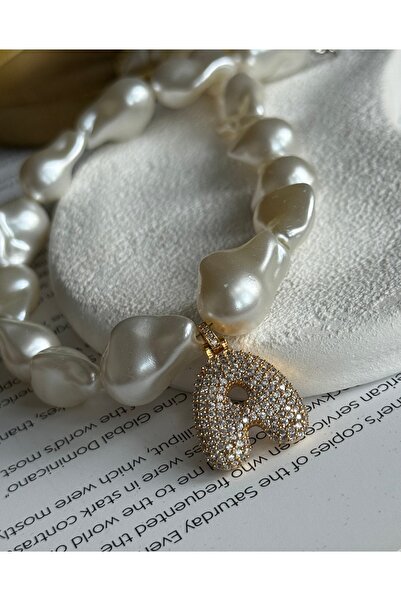 Rossetto Atelier قلادة بحرف A على شكل حرف A مرصعة باللؤلؤ على الطراز الباروكي