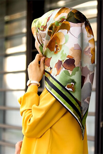 Vissona 57% MĂTĂSĂ 43% VISCOSĂ Mătase twill cu model floral pictat în apă Kak...