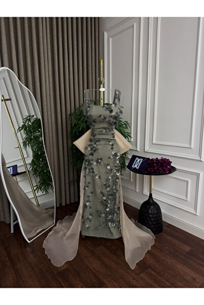 FASHİON TREND Evening dress with embroidered details and a train