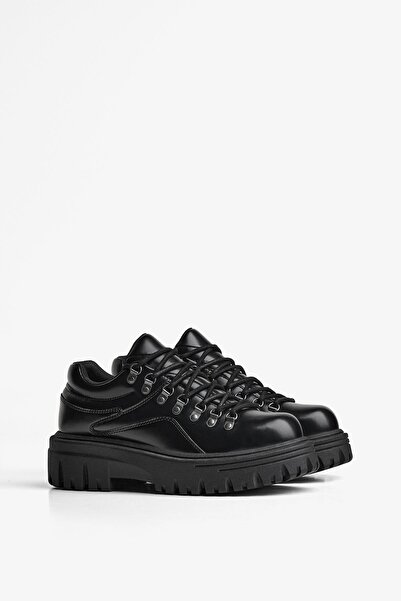 Bershka Metal detaylı ayakkabı