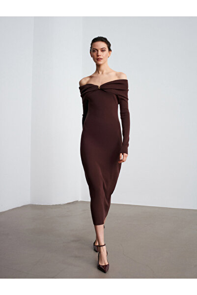 Dilvin 90261 Πλεκτό φόρεμα με λεπτομέρεια φιόγκου με ανοιχτό ώμο-Καφέ