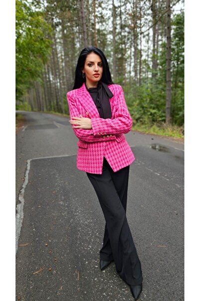 fara marca Pink tweed jacket with gold buttons