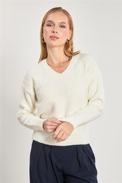 BARRELS AND OIL Women's V-Neck Boucle Sweater - Ecru