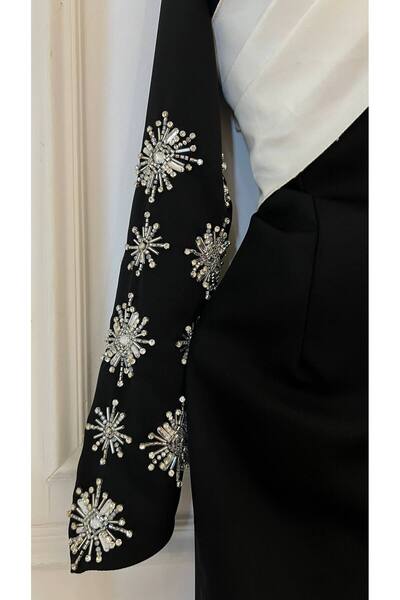 ZAYNAFashion Evening dress with embroidered sleeves