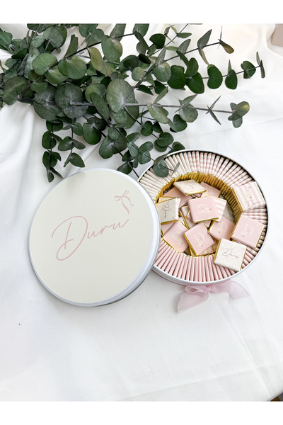 Elit Metal Kutuda İsme özel kız bebek çikolatası