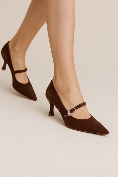 defile ayakkabi حذاء نسائي بكعب ستيليتو بتفاصيل مشبك ذهبي بني اللون