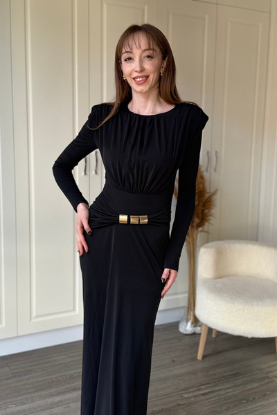 Dilay Gökoğlu Butik Vatkalı Omuz Büzgülü Yaka Detaylı Tokalı Zarif Siyah Elbise