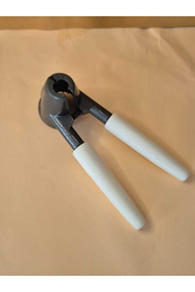 İtalyano Cast Walnut Cracker with Plastic Handle