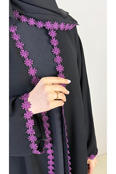 REİNA A flared abaya made of Korean internet crepe with wide sleeves and a mauve rose trim.
