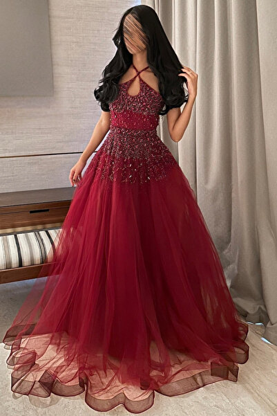 Liva A burgundy evening dress adorned with sequins and elegant pearls.