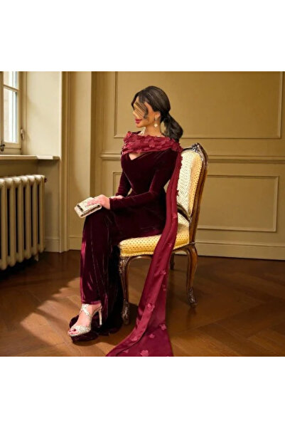 Nice Model Luxurious burgundy velvet dress with a floral embroidered shawl
