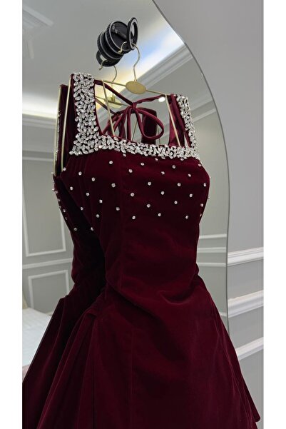 MASHN A short, daring wool dress for a confident and feminine look. Embellished with zircon stones and hand-embroidered.