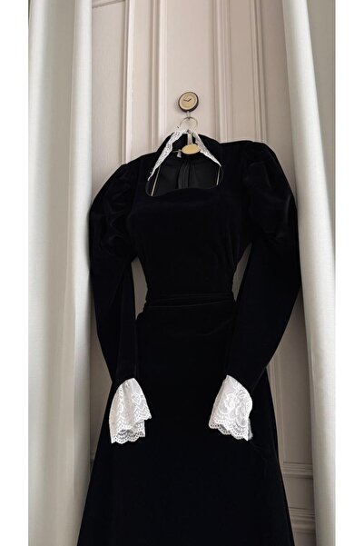 MASHN This elegant dress offers a touch of classic luxury with charming details and delicate lace.