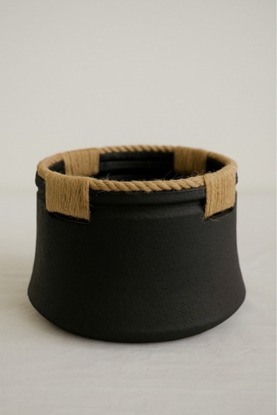 4gdran Elegant black decorative vase with rope details – a modern design perfect for homes and offices