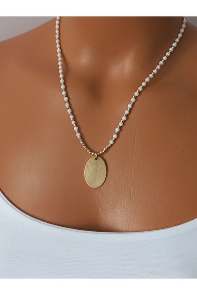 LemaStone قلادة من الحجر الطبيعي؛ مصممة من المرجان الأبيض الحليبي، وحجر الهيماتيت، وقلادة مطلية بالراديوم.