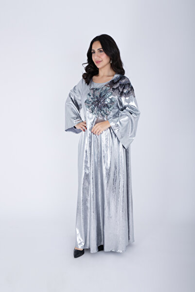 IKKXA جلابية من القماش اللامع مزينة بزهرة على الكتف