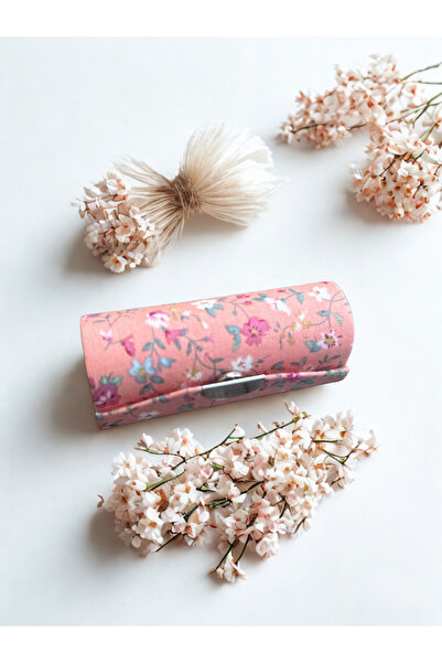 Haneliya Aynalı Çiçek Desenli Ruj Kılıfı – Pembe | Kumaş Kaplama Metal Çıtçıt...