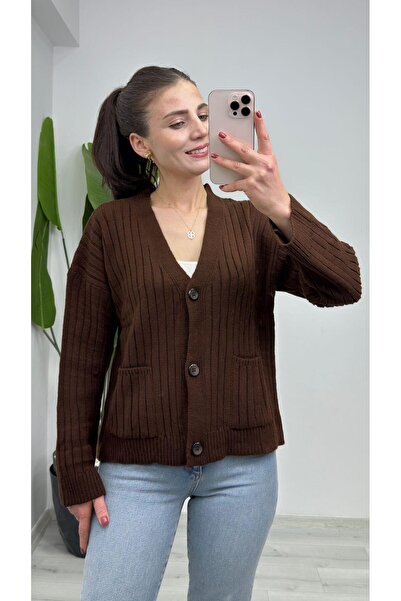 TUNAM BUTİK 4966 كارديجان تريكو بفتحة رقبة على شكل حرف V وتفاصيل جيوب، لون بني