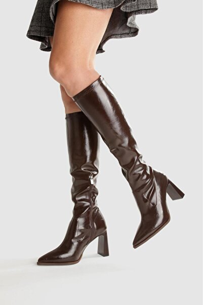 BOBx حذاء نسائي بني بكعب تحت الركبة – مقدمة مدببة، كعب سميك، جلد نباتي، حذاء شتوي أنيق