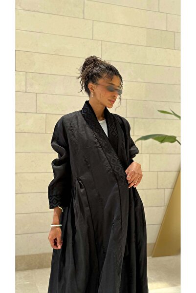 AYA عباية كتان سوداء مطرزة
