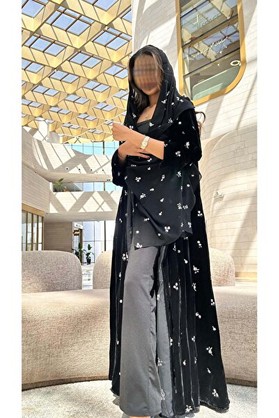 AYA عباية مخملية مطرزة بالورود