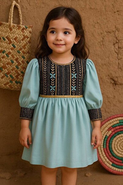 La reina petite فستان شعبي سماوي بتطريز ذهبي وأكمام طويلة من لارينا بتيت