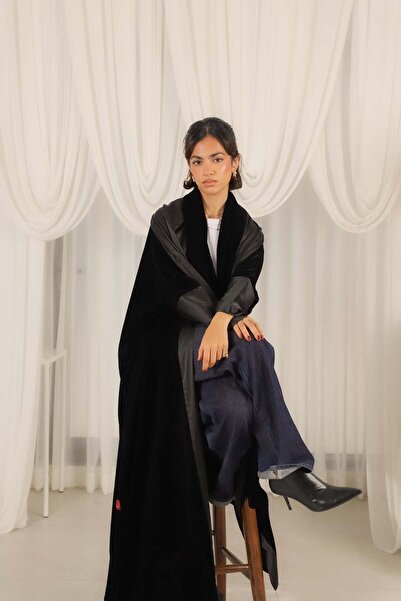 AYA عباية مخملية شتوية مع تطريز ساتان أسود