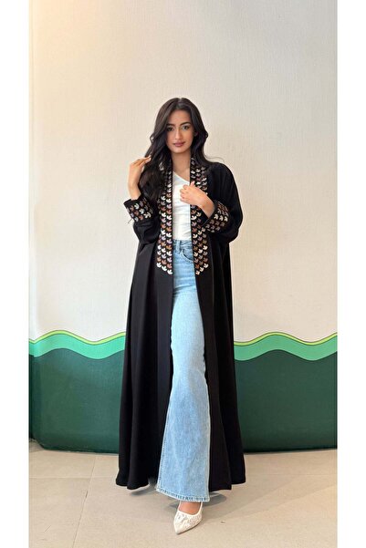 AYA عباية سوداء مطرزة بالياقة والأكمام