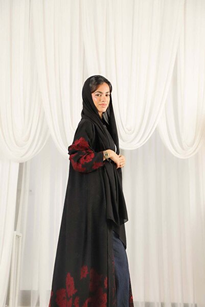 AYA عباية سوداء مطرزة بالورود من الأسفل والأكمام