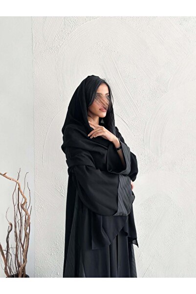 AYA عباية مصنوعة من الكريب الناعم مع حواف من الكريب الحريري البيج