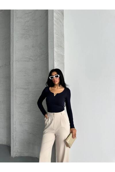 bahar uğurlu Body with Double Layers on the Front and Metal V on the Front, Made of Bubbley Fabric