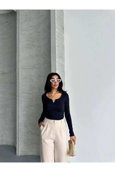 bahar uğurlu Body with Double Layers on the Front and Metal V on the Front, Made of Bubbley Fabric