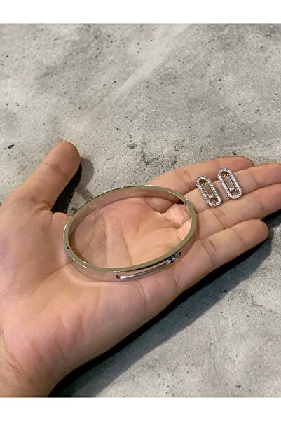 NEW STYLE A sophisticated and luxurious accessory set consisting of a 6cm bracelet with movable stones and zircon-studded earrings, presented in a suitable gift box.