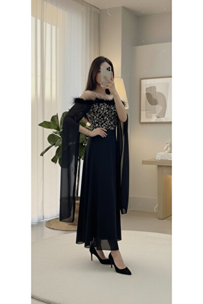 MASHN The black evening dress: a unique, regal design embroidered with feathers, combining luxury and mystery for a captivating look.