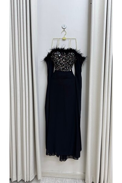 MASHN The black evening dress: a unique, regal design embroidered with feathers, combining luxury and mystery for a captivating look.