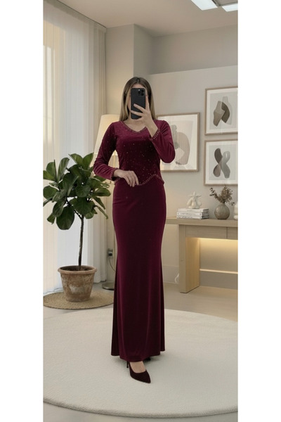 MASHN A long, royal burgundy velvet dress embroidered with sparkling sequins, with long sleeves and a cut that accentuates beauty.