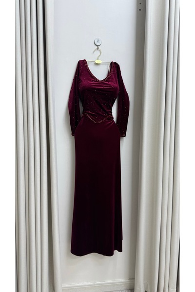 MASHN A long, royal burgundy velvet dress embroidered with sparkling sequins, with long sleeves and a cut that accentuates beauty.