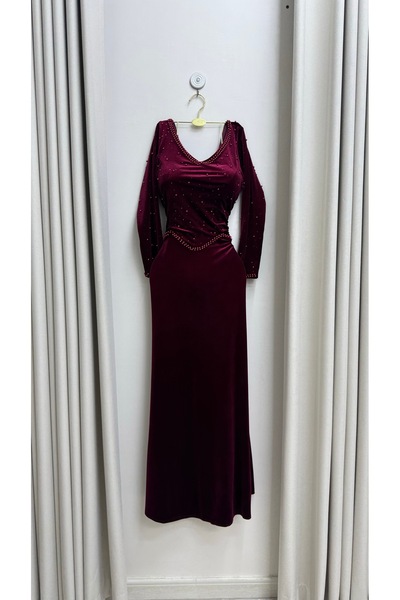 MASHN A long, royal burgundy velvet dress embroidered with sparkling sequins, with long sleeves and a cut that accentuates beauty.
