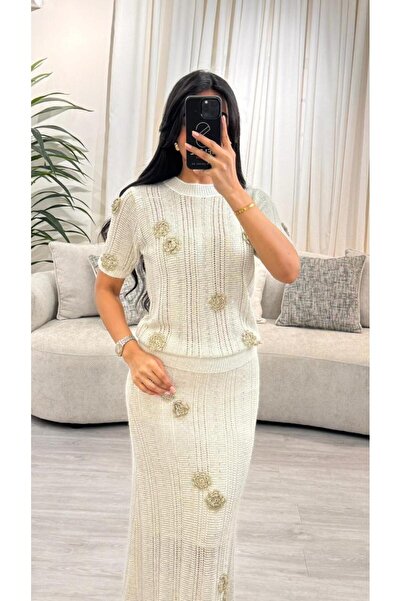 SELSAL A knitted skirt and blouse set decorated with roses and gold embroidery.