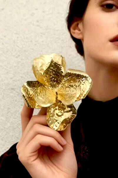 Pinty Design Büyük Boy Çiçek Figur Kadın Broş 9 Cm