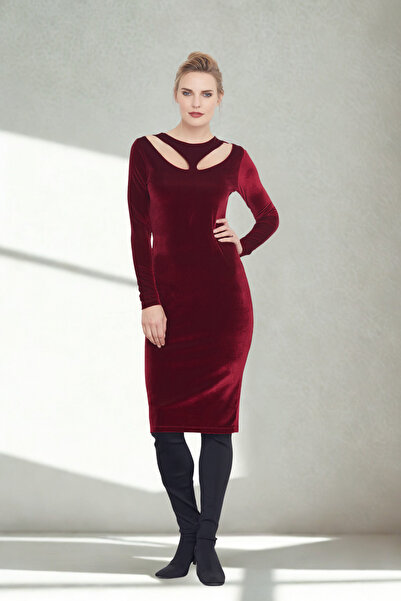 Laranor Women's Burgundy Neckline Drop Cut Special Design Detail Velvet Pencil Invitation Dress Evening Dress 24L7560