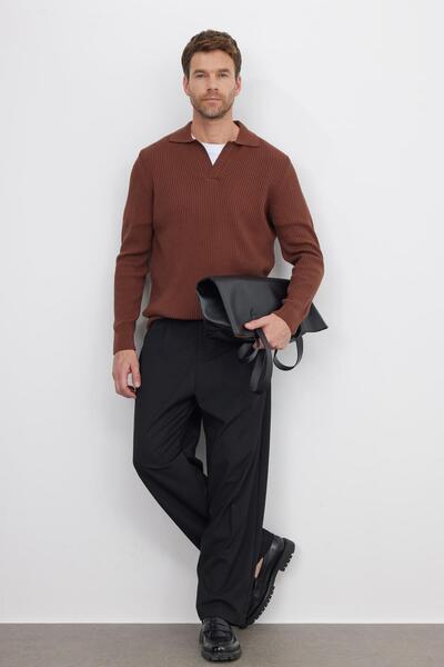 Tudors Ανδρικό πουλόβερ καφέ με λαιμόκοψη σε σχήμα V από βαμβακερό πόλο κανονικής εφαρμογής