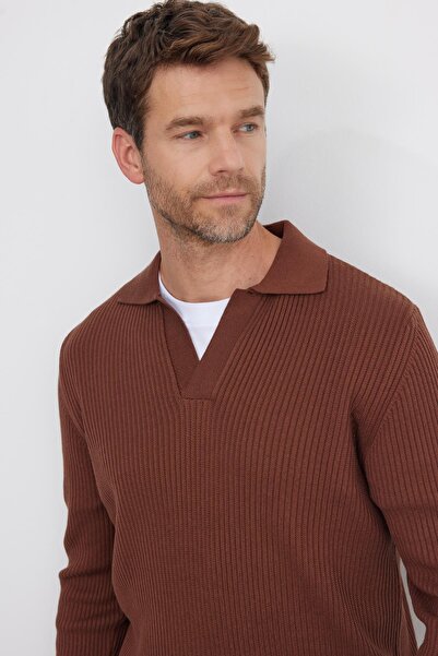 Tudors Ανδρικό πουλόβερ καφέ με λαιμόκοψη σε σχήμα V από βαμβακερό πόλο κανονικής εφαρμογής