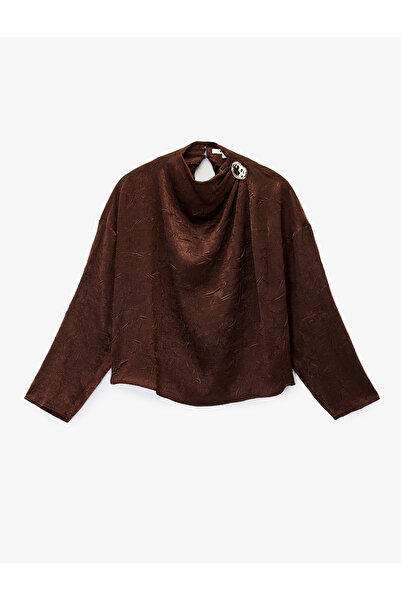 Koton Bluză din satin texturat cu mâneci lungi și guler asimetric cu accesorii metalice