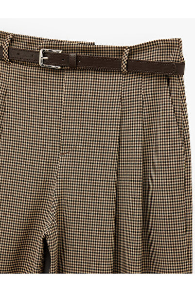 Koton Παντελόνι με φαρδύ πόδι με καρό σχέδιο, λεπτομέρεια με πιέτες και ζώνη με τσέπες