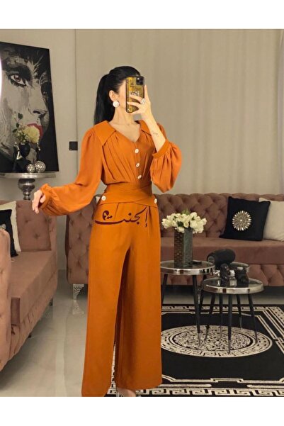 Elegent Women's jumpsuit with gold buttons and puff sleeves in a warm color