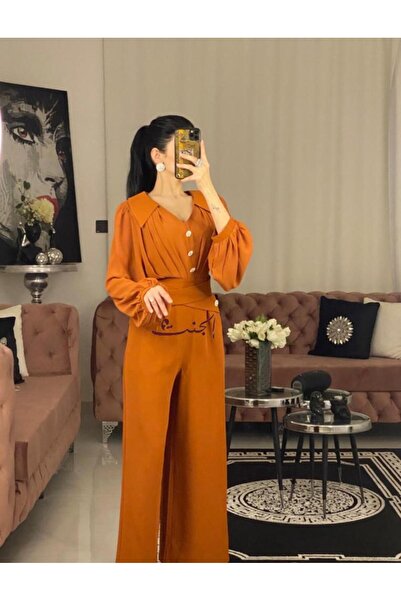 Elegent Women's jumpsuit with gold buttons and puff sleeves in a warm color