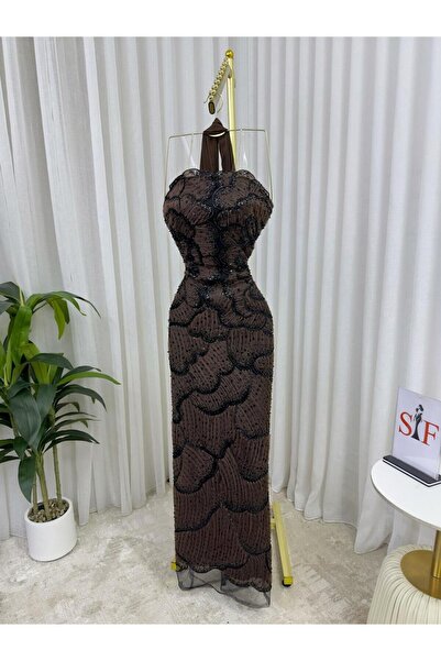 Diva style A distinctive and elegant evening dress with embroidery